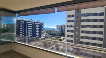 Vista exterior de edificios desde un balcón con cerramiento de cristal
