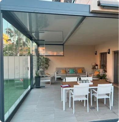 Porche lateral con cortinas de cristal