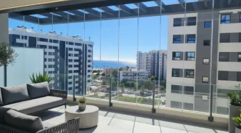 Vista exterior de edificios desde un balcón con cerramiento de cristal