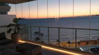 Vistas al mar y atardecer a través de cortinas de cristal en terraza